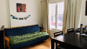 a living room with a couch and a table at Luminoso departamento en el corazón de Olivos in Olivos
