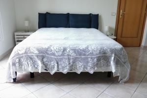 サレルノにあるCasa di Ninaのベッドルーム1室(白い掛け布団付きのベッド1台付)