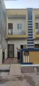 Bharbharia的住宿－Tanish Homestay，享有大楼的景致,设有阳台和楼梯。