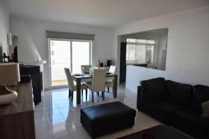 Ein Sitzbereich in der Unterkunft Casa Franki - Stylish and large beach apartment in Algarve