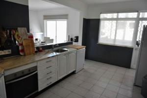 Küche/Küchenzeile in der Unterkunft Casa Franki - Stylish and large beach apartment in Algarve