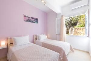 Postel nebo postele na pokoji v ubytování Luna Apartments Corfu