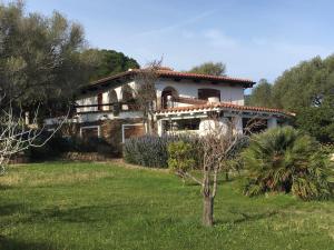 una casa grande en medio de un campo en Villa Bella Vista, en San Teodoro