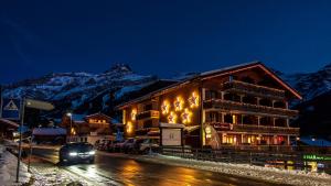 Nespecifikovaný výhled na hory nebo výhled na hory při pohledu z hotelu