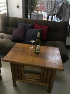ダル・エス・サラームにあるBBQ Loungeの木製コーヒーテーブルに座ったワイン1本