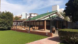 A garden outside Carihuela Park Palace Studio