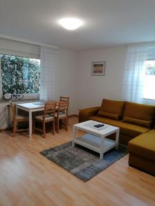 sala de estar con sofá y mesa en Ferienwohnung An der Selde für 4 Personen en Northeim