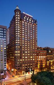 un grand bâtiment avec une tour d'horloge en haut dans l'établissement InterContinental Montreal, an IHG Hotel, à Montréal