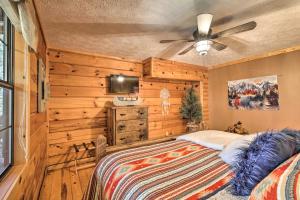 Imagen de la galería de Luxe Fightingtown Creek Cabin 2 King Suites and Spa, en Epworth