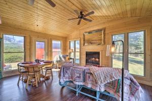 Nature Escape in Wytheville with Covered Porch! في يثيفيل: غرفة بسرير وطاولة مع موقد
