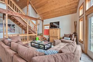 sala de estar con sofá grande y mesa en Lake of the Ozarks Hideaway with Private Dock!, en Roach
