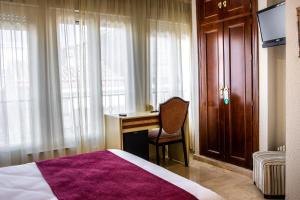 Ein Bett oder Betten in einem Zimmer der Unterkunft Hotel Reina Cristina