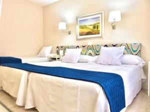 En eller flere senge i et værelse på Hotel Virrey