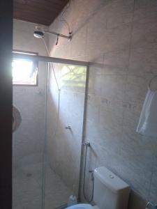 Bilik mandi di Pousada Recanto dos Pássaros