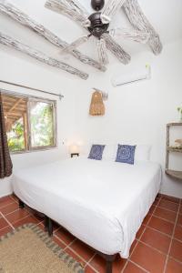 Postel nebo postele na pokoji v ubytování Holbox Dream Beachfront Hotel