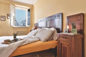 モンカルヴォにあるPet and Breakfastのベッドルーム1室(大型ベッド1台、木製ヘッドボード付)