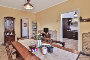 A television and/or entertainment centre at Pet and Breakfast Pet Friendly Country House