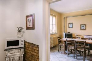 A television and/or entertainment centre at Pet and Breakfast Pet Friendly Country House
