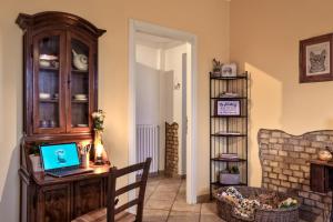 A television and/or entertainment centre at Pet and Breakfast Pet Friendly Country House