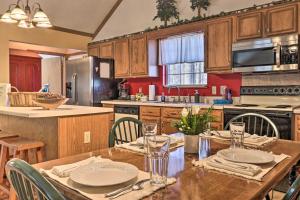 eine Küche mit einem Holztisch mit Stühlen und einem Esszimmer in der Unterkunft Firefly Cove - 3 Mi to Parkway and National Park! in Sevierville