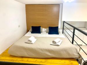 En eller flere senge i et værelse på Homely Malaga Refino Loft D4 + 20 billeder