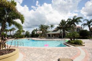 - une piscine dans un complexe avec des palmiers dans l'établissement 4013 Vista Cay 2, à Orlando