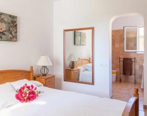 Giường trong phòng chung tại Villa Es Cubells 204