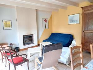 PléhédelにあるMaison de 3 chambres avec jardin clos et wifi a Plehedel a 4 km de la plageのベッド、テーブル、椅子が備わる客室です。