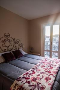 ein Schlafzimmer mit einem großen Bett mit einer Blumendecke in der Unterkunft Residenza Roma in Pistoia