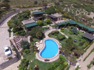 una vista aerea di una casa con piscina di Ada Bacchus Hotel a Bozcaada
