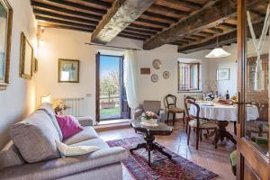 - un salon avec un canapé et une table dans l'établissement Il Poderino, à Monteriggioni
