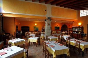 Restoran või mõni muu söögikoht majutusasutuses AL BORGO ANTICO Ristorante con camere