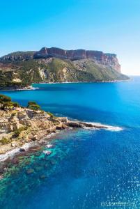 een luchtzicht op een strand met blauw water bij HORIZON BLEU Vue Mer in Cassis