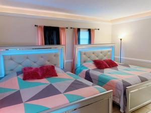 En eller flere senge i et værelse på Great home! Great location! Pets welcome