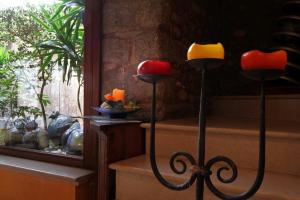 two lamps sitting in a room with a window at AL BORGO ANTICO affittacamere in bedizzol