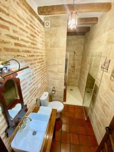 a bathroom with a sink and a toilet and a shower at La Parada de Jimena-Casa rústica rodeada de bodegas en Rueda in Rueda
