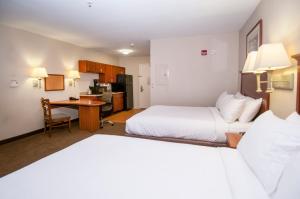 Un pat sau paturi într-o cameră la Candlewood Suites Flowood, MS, an IHG Hotel