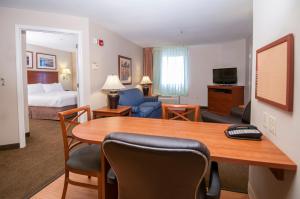 Area soggiorno di Candlewood Suites Flowood, MS, an IHG Hotel