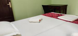 Ein Bett oder Betten in einem Zimmer der Unterkunft SEVENSTAR RESIDENCY
