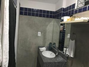 STUDIO 201 | WIFI 600MB | RESIDENCIAL JC, um lugar para ficar.的一间浴室