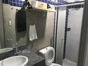 STUDIO 201 | WIFI 600MB | RESIDENCIAL JC, um lugar para ficar.的一间浴室