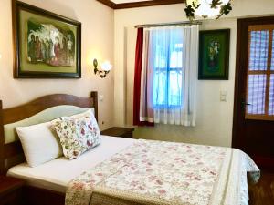 una camera da letto con un letto e una finestra di Ada Bacchus Hotel a Bozcaada