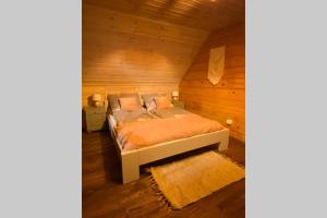 sypialnia z łóżkiem w drewnianym pokoju w obiekcie Znam Ten Widok - Bieszczady w mieście Ustrzyki Dolne