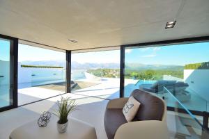 una casa de cristal con vistas a las montañas en Villa Montblau 049 by Mallorca Charme, en Búger