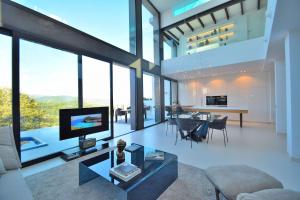 sala de estar con TV y mesa en Villa Montblau 049 by Mallorca Charme, en Búger
