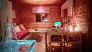 un soggiorno con tavolo e divano di Holiday Cabin Kerimaa 102 a Savonlinna