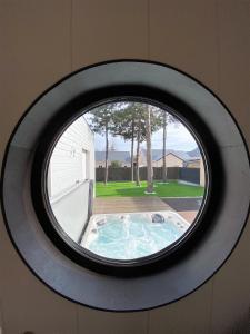 una ventana redonda en un edificio con piscina en La Moussette, en Jullouville-les-Pins
