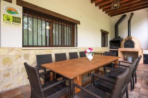 阿爾卡拉胡卡的住宿－ALCALA DEL JUCAR, Casa rural Río Tranquilo 2 -LUXURY 5 Estrellas-，一间带木桌和椅子的用餐室