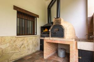 een bakstenen oven met een vuur erin bij ALCALA DEL JUCAR, Casa rural Río Tranquilo 2 -LUXURY 5 Estrellas- in Alcalá del Júcar