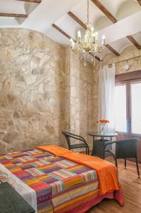 A bed or beds in a room at ALCALA DEL JUCAR, Casa rural Río Tranquilo 2 -LUXURY 5 Estrellas-